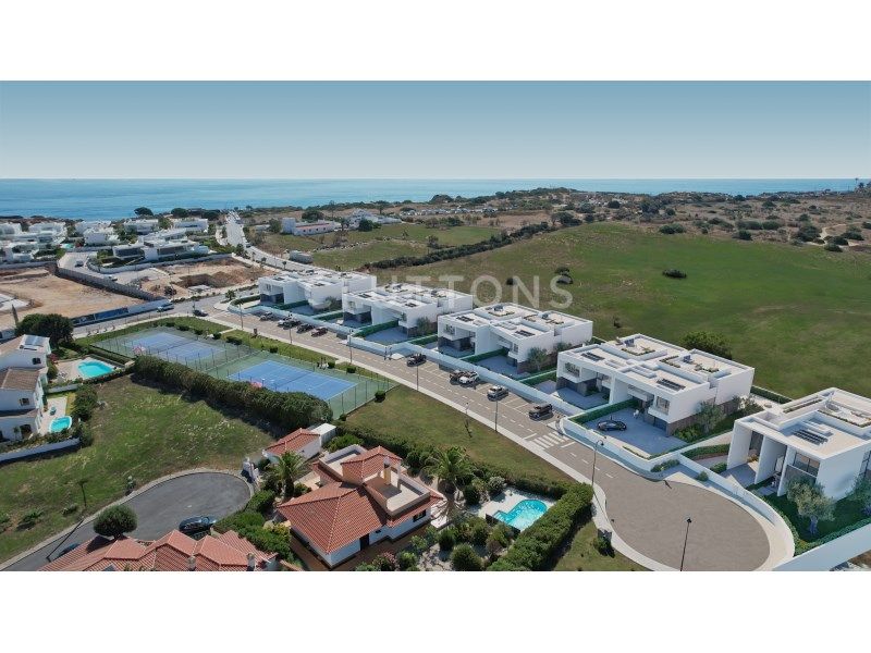 house 9 Rooms for sale on Lagos (8600)