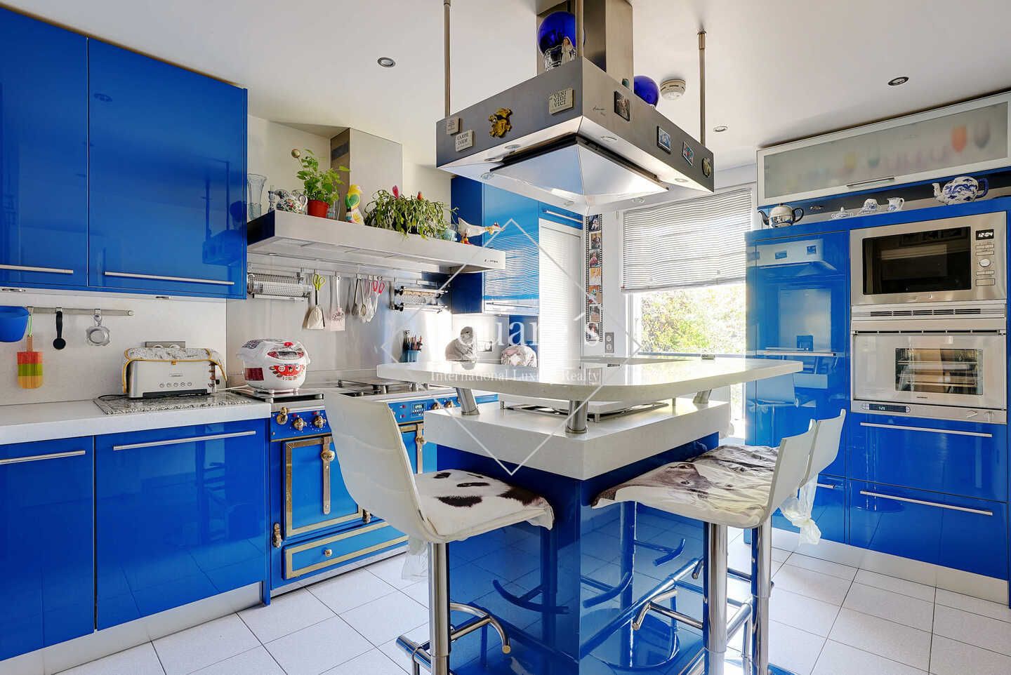 apartment 5 Rooms for sale on Neuilly-sur-Seine (92200)