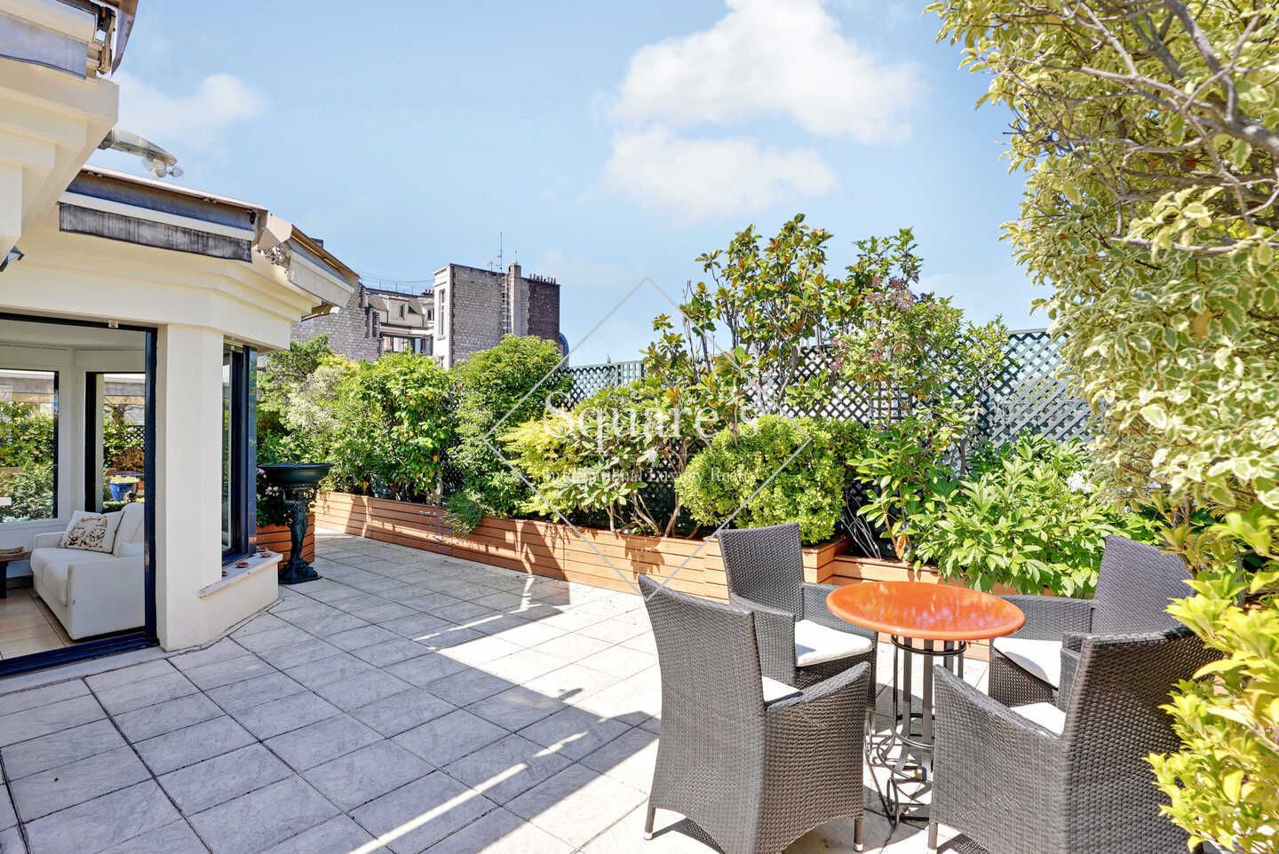 apartment 5 Rooms for sale on Neuilly-sur-Seine (92200)