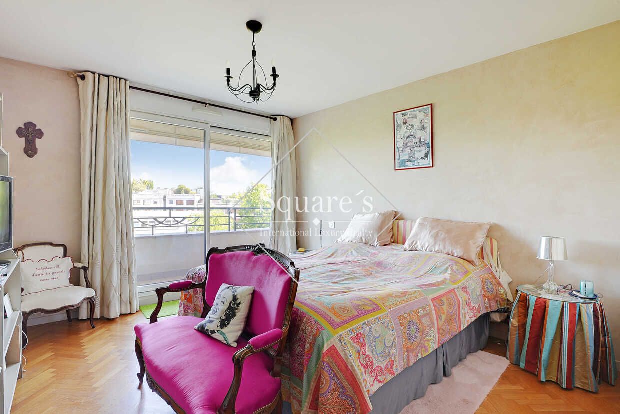 apartment 5 Rooms for sale on Neuilly-sur-Seine (92200)