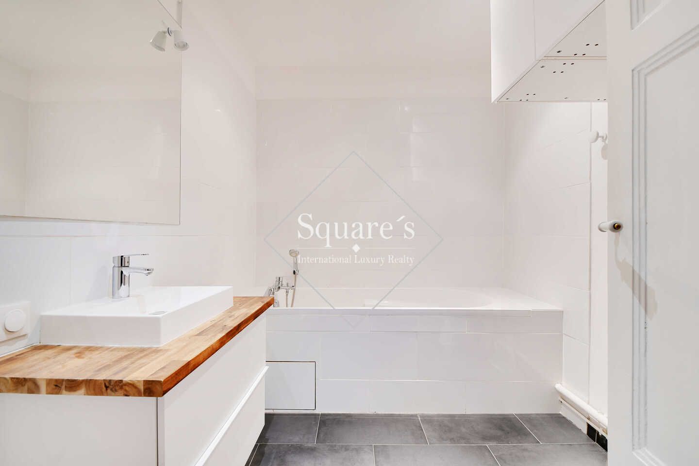 apartment 5 Rooms for sale on Neuilly-sur-Seine (92200)