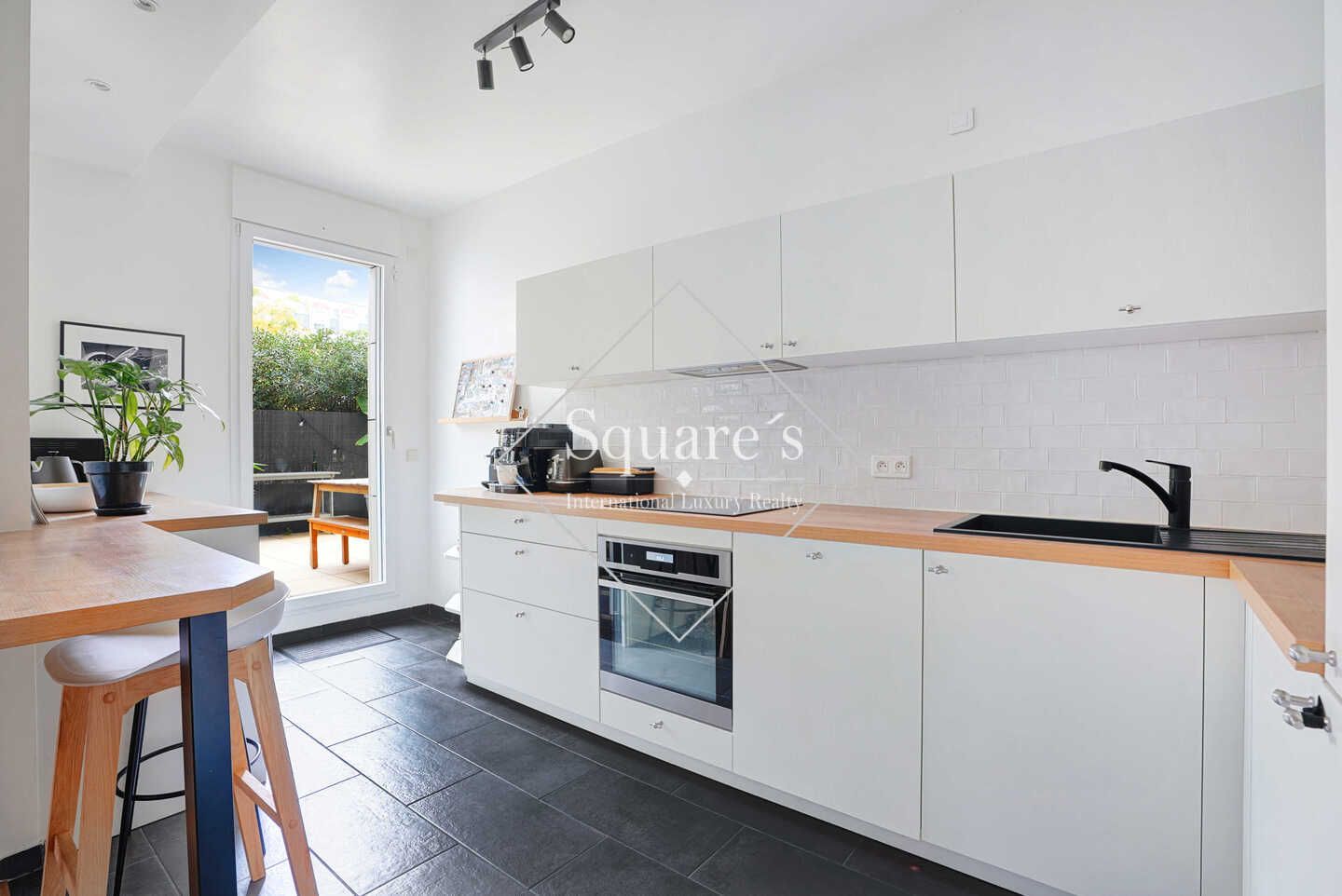 apartment 4 Rooms for sale on Saint-Cloud (92210)