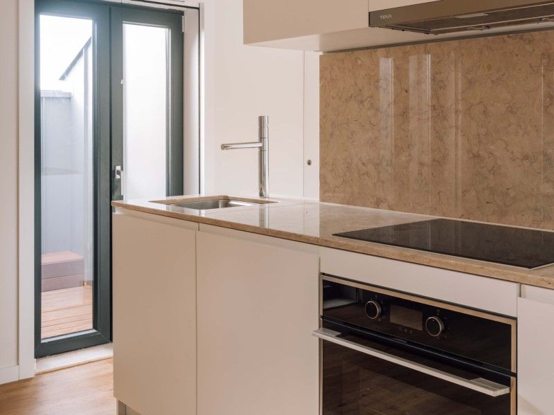 business premises 3 Rooms for sale on Lisboa (1300)