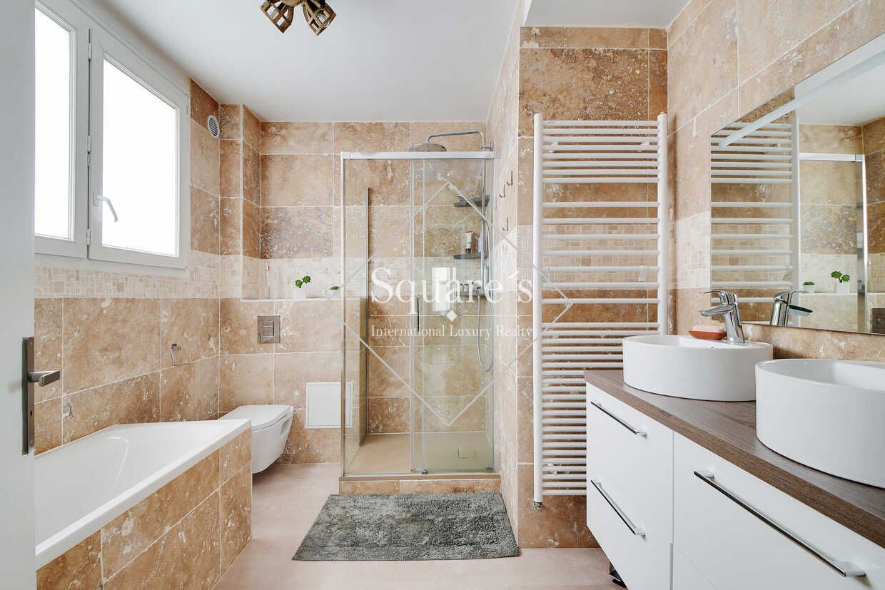 apartment 5 Rooms for sale on Neuilly-sur-Seine (92200)