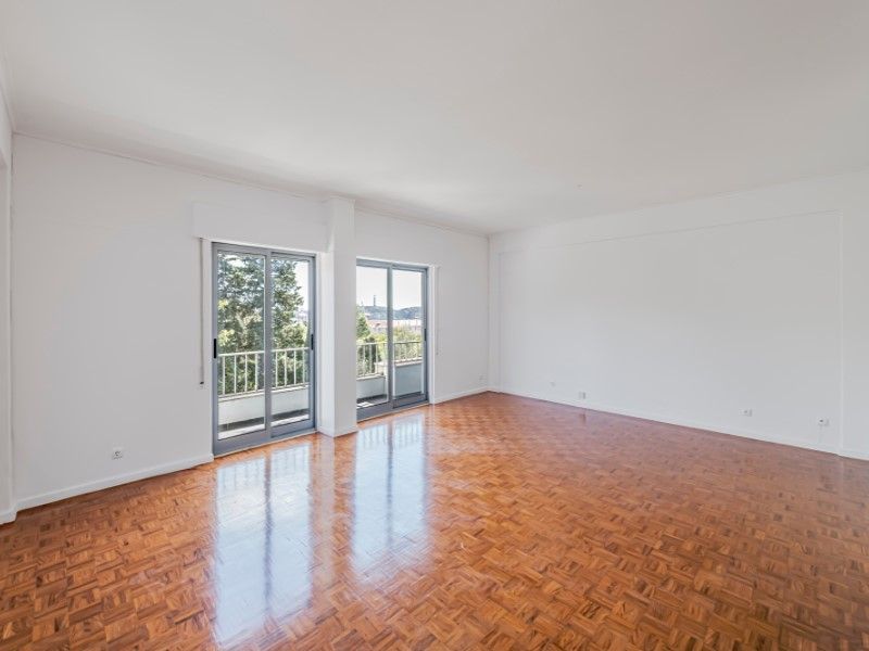 apartment 5 Rooms for sale on Lisboa (1350)