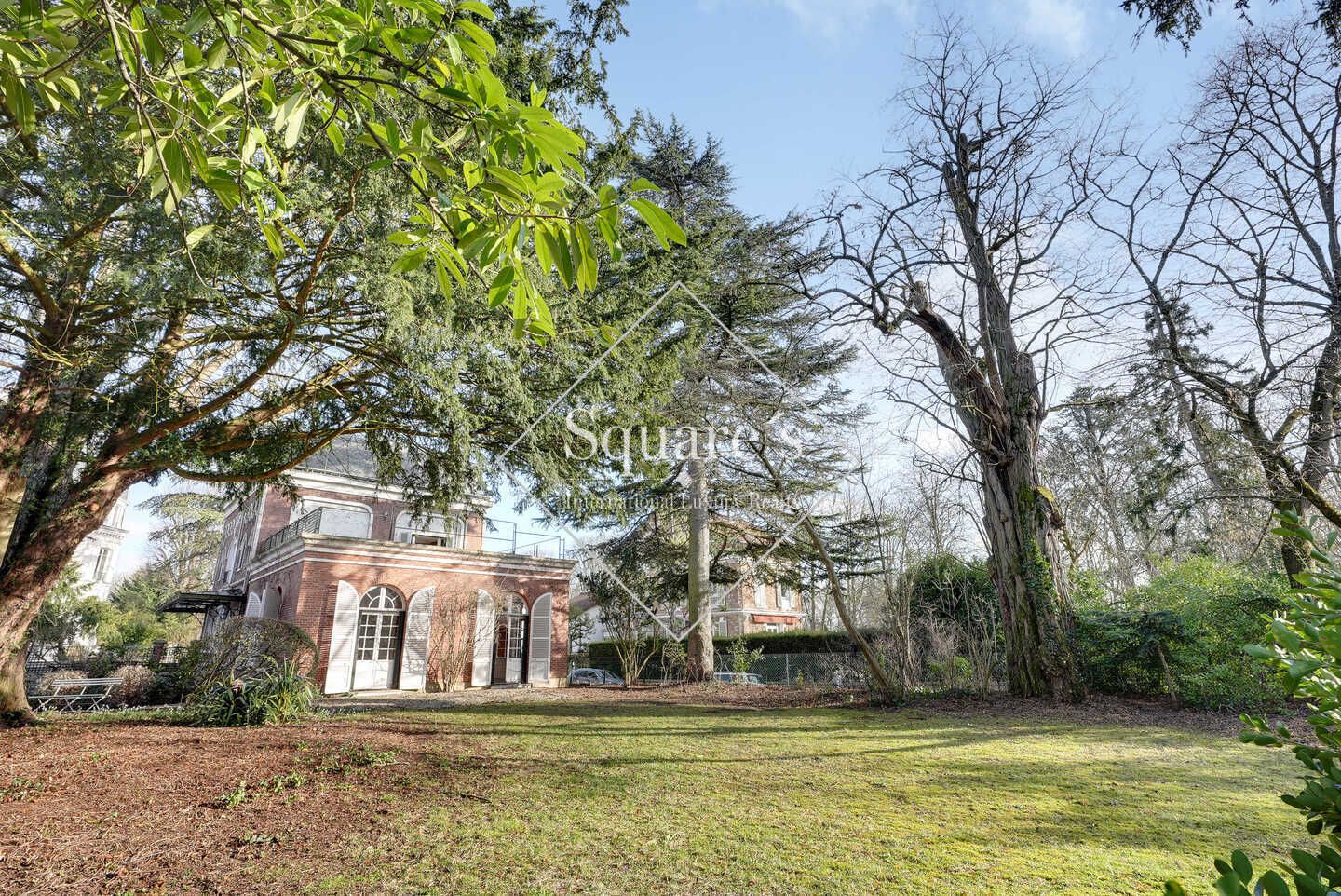 house 7 Rooms for sale on Saint-Cloud (92210)