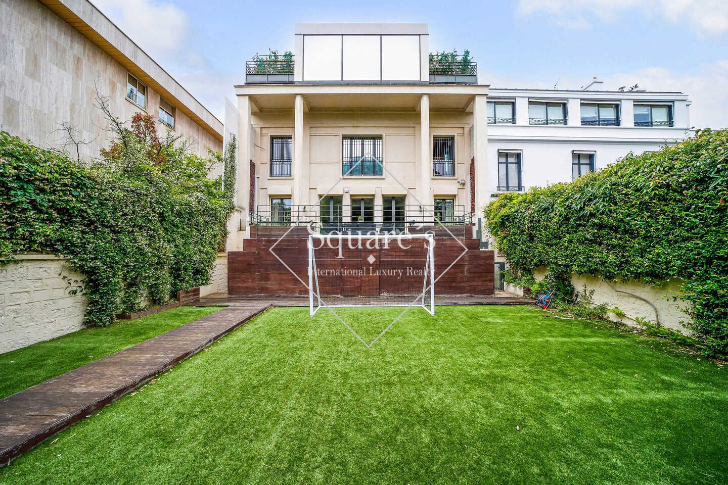 mansion (hôtel particulier) 8 Rooms for sale on Neuilly-sur-Seine (92200)