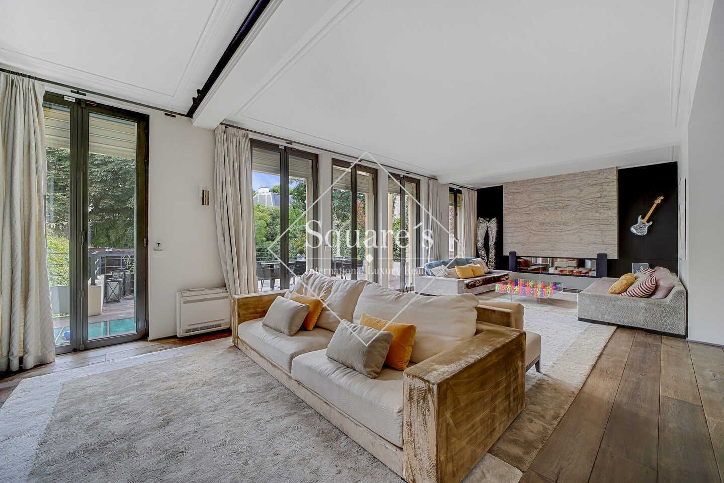 mansion (hôtel particulier) 8 Rooms for sale on Neuilly-sur-Seine (92200)