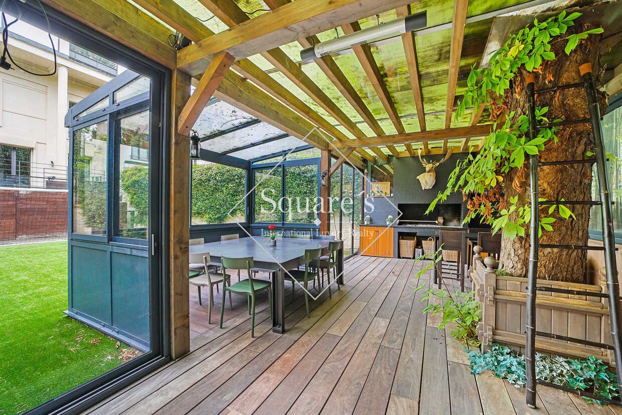 mansion (hôtel particulier) 8 Rooms for sale on Neuilly-sur-Seine (92200)