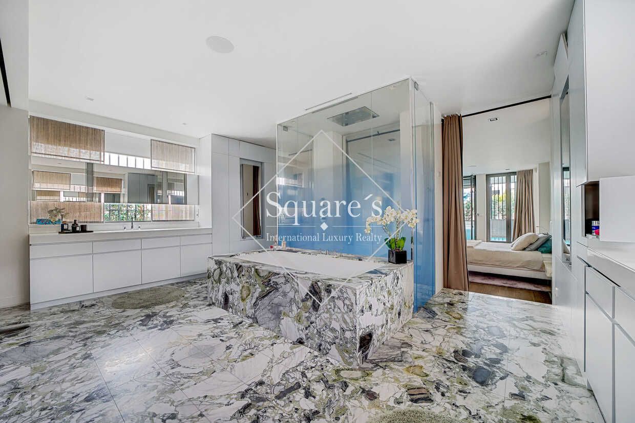 mansion (hôtel particulier) 8 Rooms for sale on Neuilly-sur-Seine (92200)