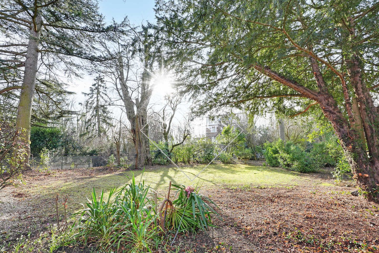 house 7 Rooms for sale on Saint-Cloud (92210)