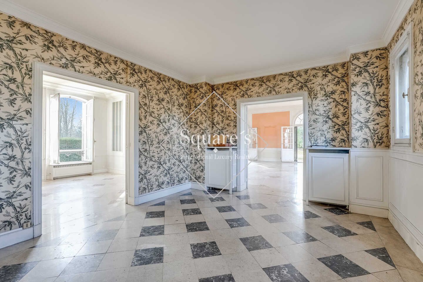 house 7 Rooms for sale on Saint-Cloud (92210)