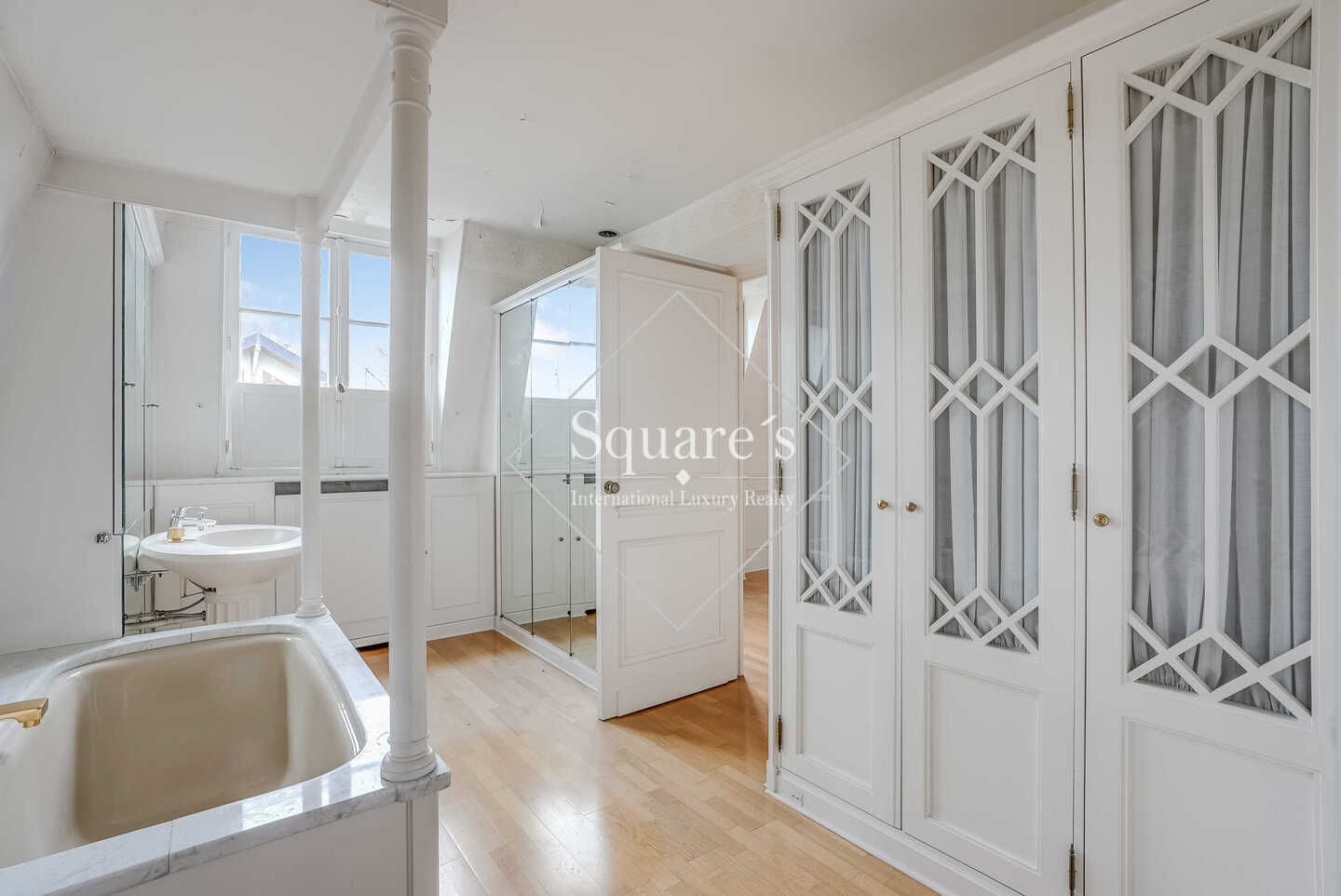 house 7 Rooms for sale on Saint-Cloud (92210)