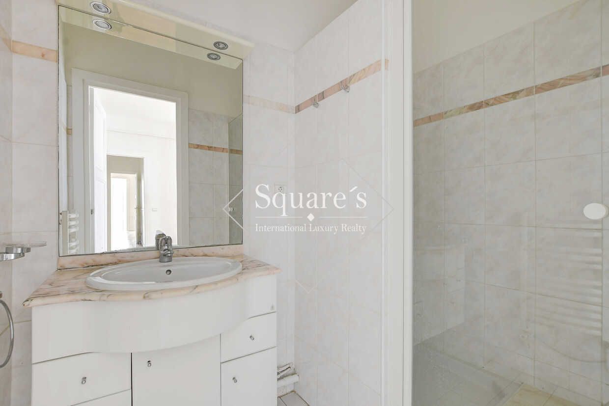 apartment 5 Rooms for sale on Neuilly-sur-Seine (92200)