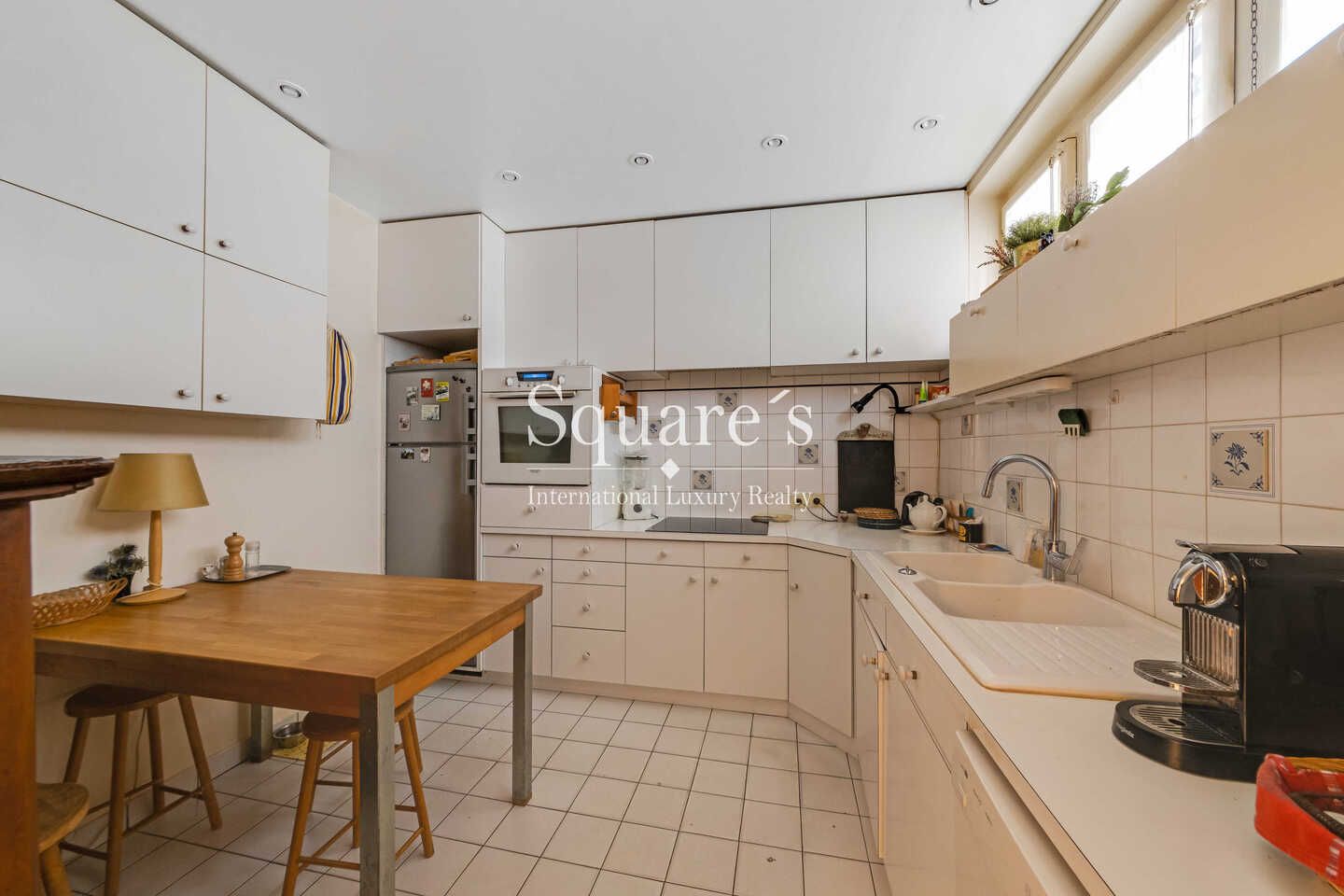 mansion (hôtel particulier) 8 Rooms for sale on Neuilly-sur-Seine (92200)