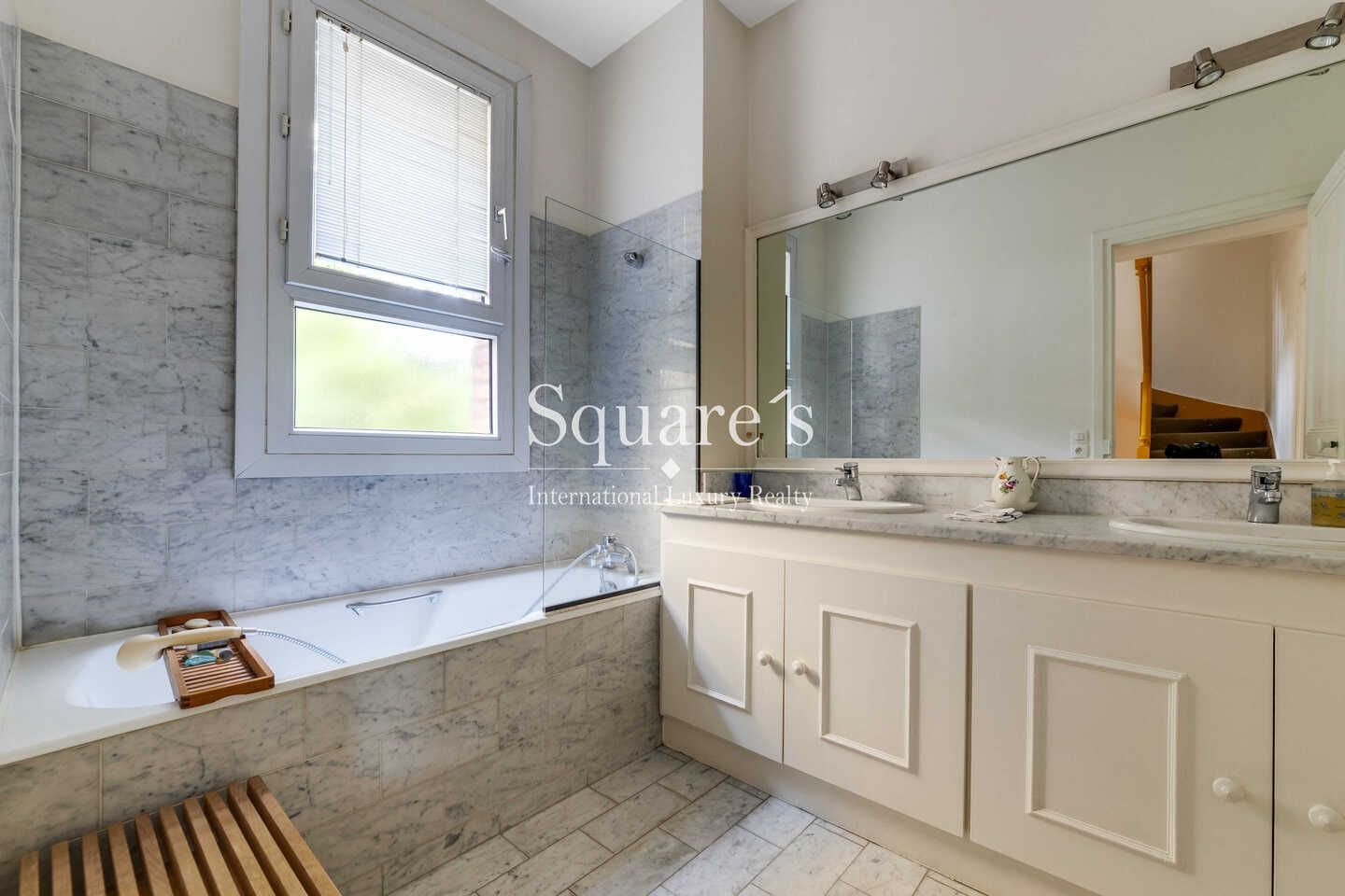 mansion (hôtel particulier) 8 Rooms for sale on Neuilly-sur-Seine (92200)