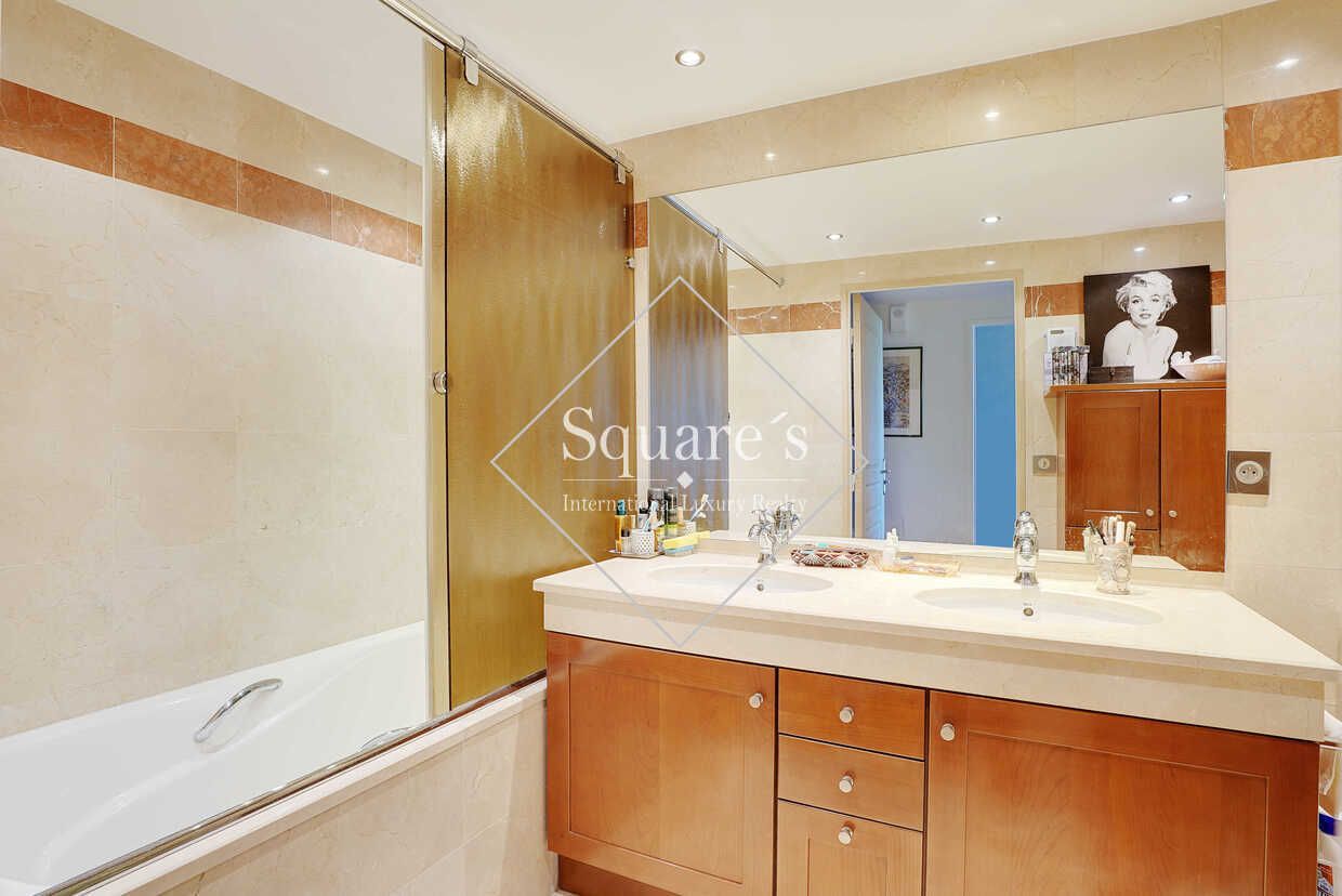 apartment 5 Rooms for sale on Neuilly-sur-Seine (92200)