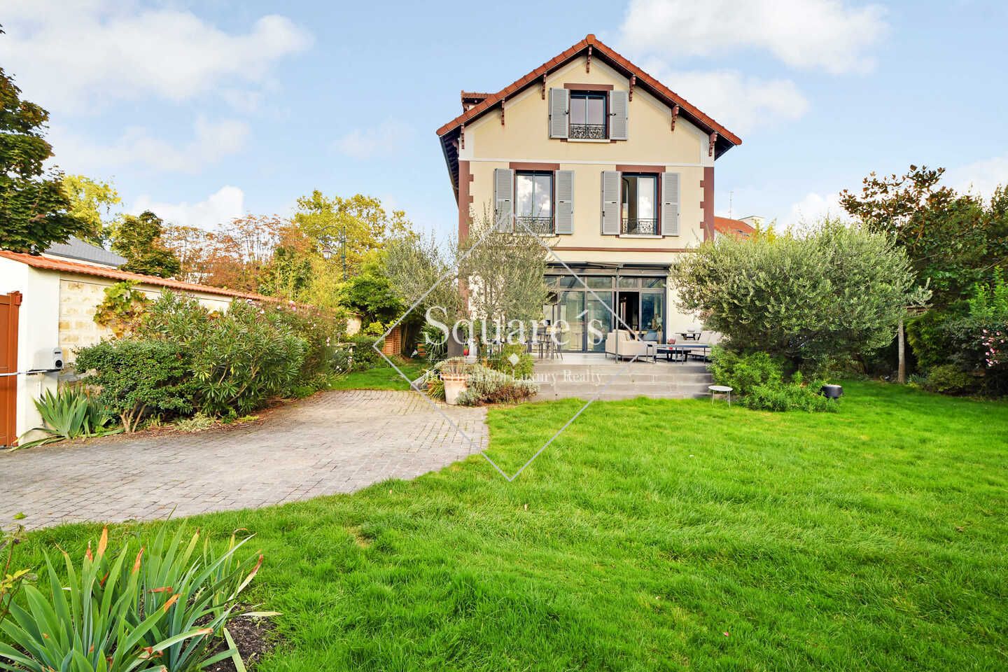 house 7 Rooms for sale on La Garenne Colombes (92250)