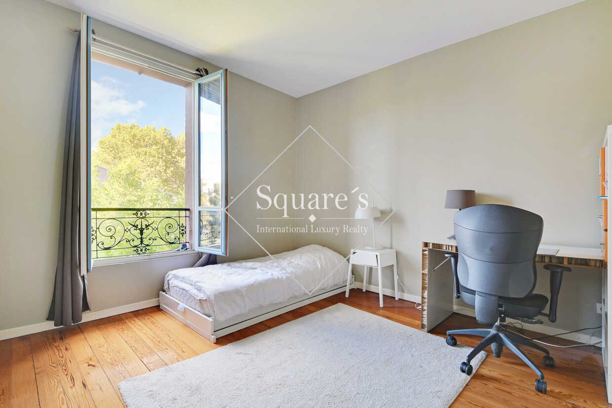 house 7 Rooms for sale on La Garenne Colombes (92250)