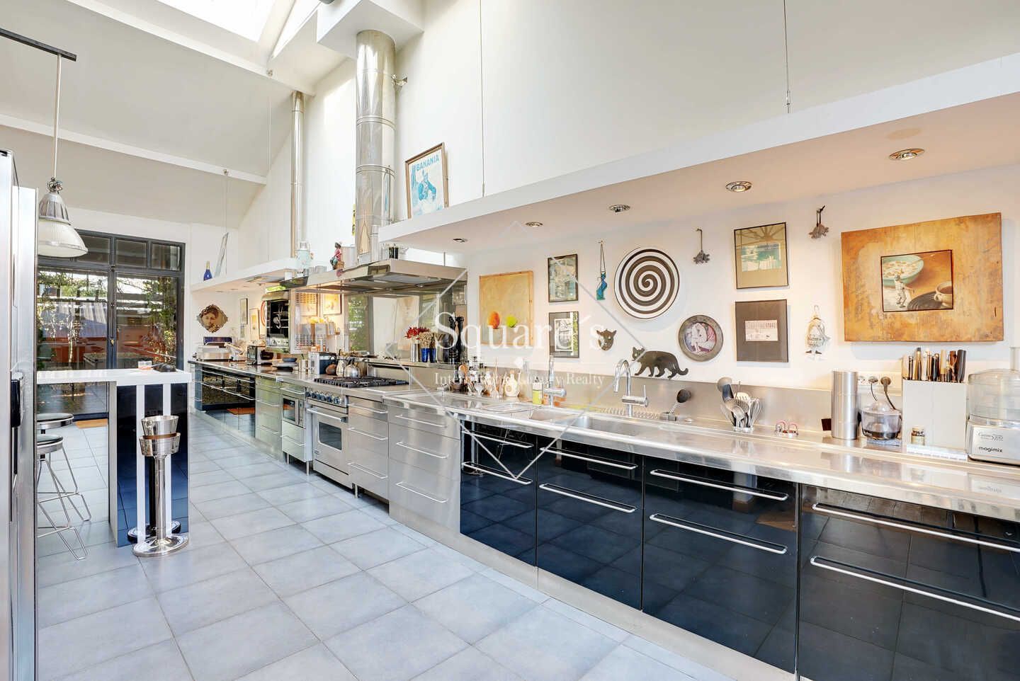 loft 8 Rooms for sale on BAGNOLET (93170)