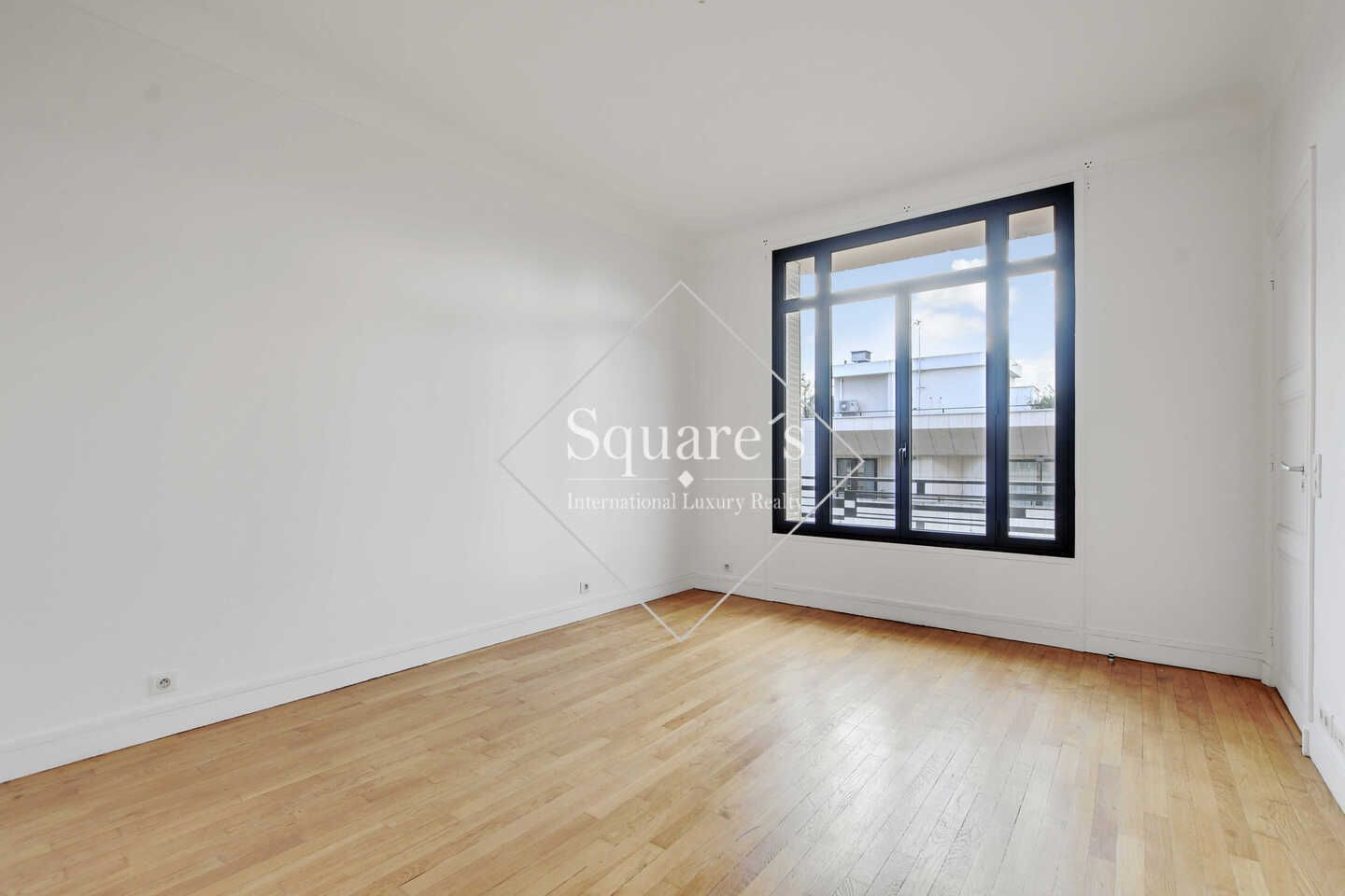 apartment 5 Rooms for sale on Neuilly-sur-Seine (92200)