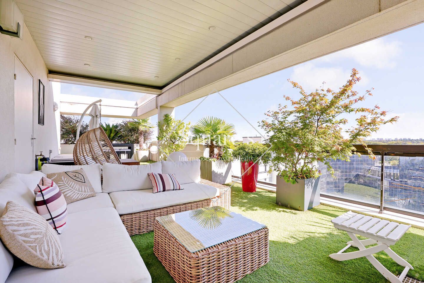 apartment 8 Rooms for sale on Suresnes (92150)