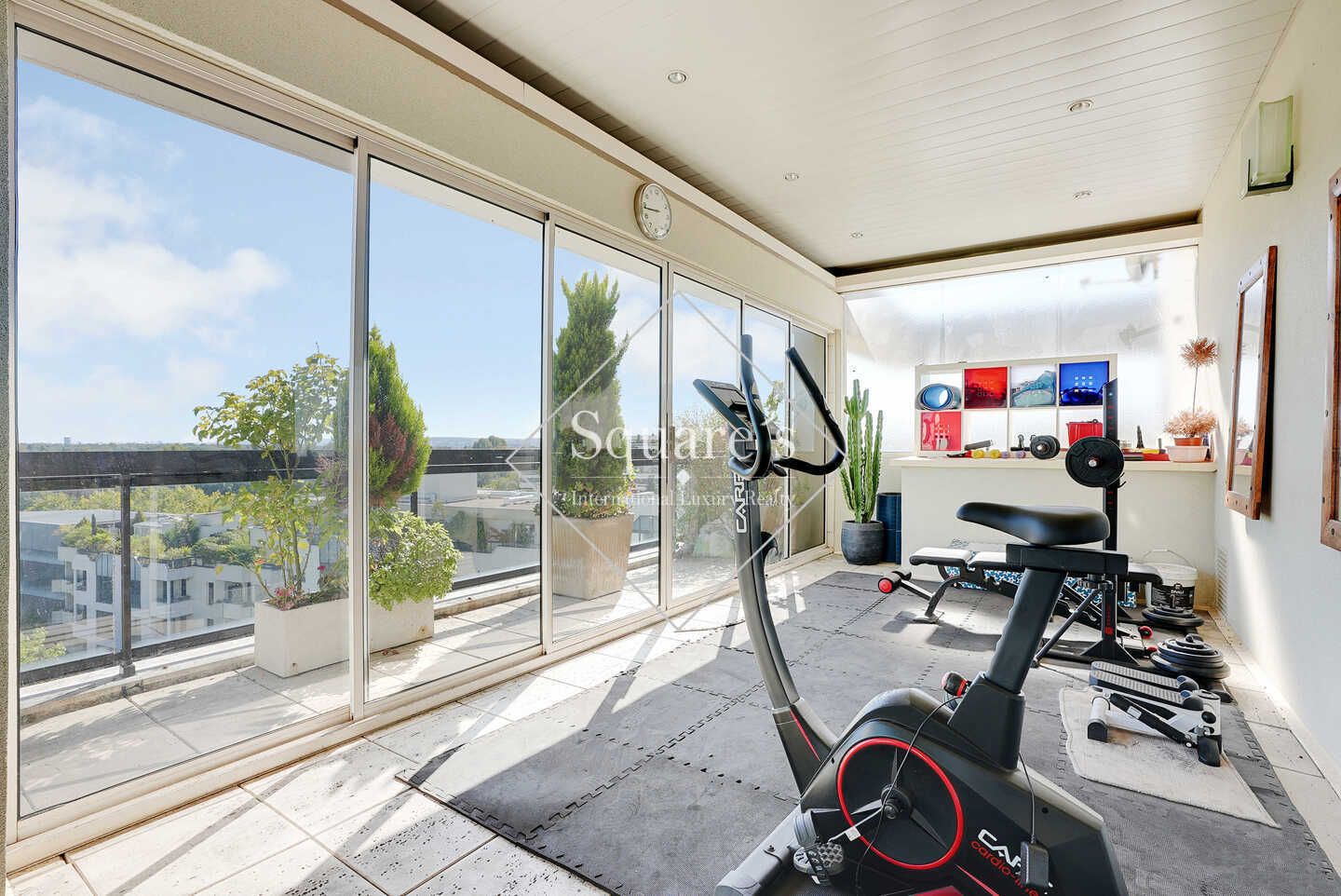 apartment 8 Rooms for sale on Suresnes (92150)