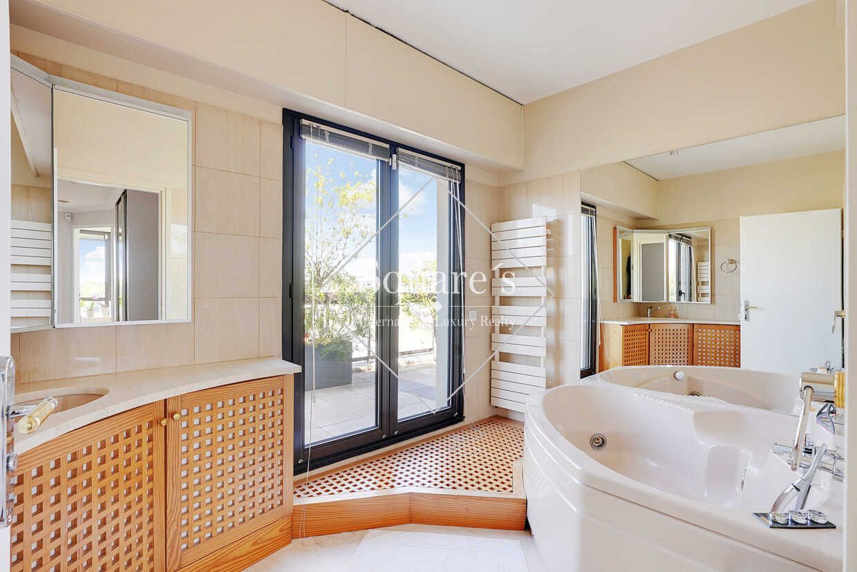 apartment 8 Rooms for sale on Suresnes (92150)