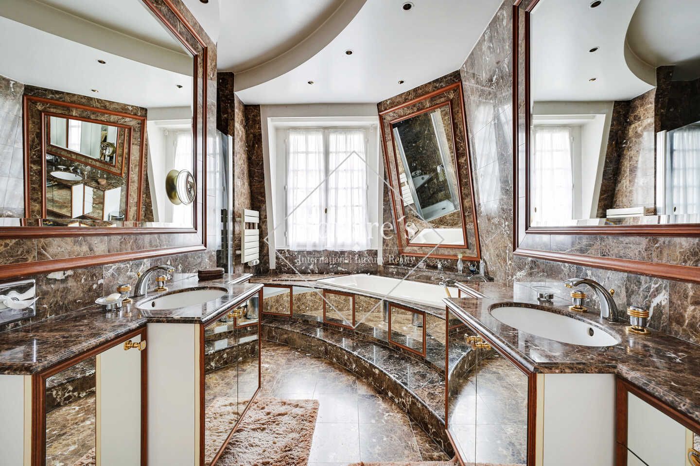 house 7 Rooms for sale on Vanves (92222)