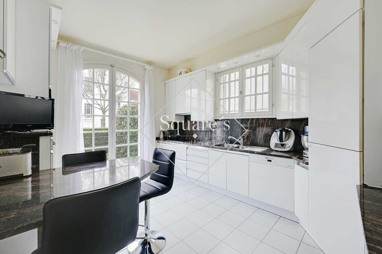 house 7 Rooms for sale on Vanves (92222)