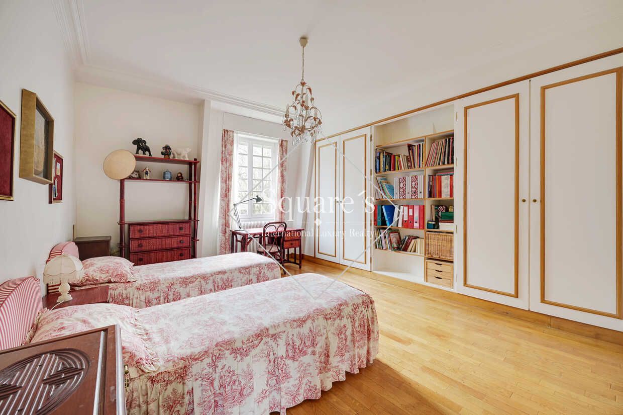 house 7 Rooms for sale on Vanves (92222)