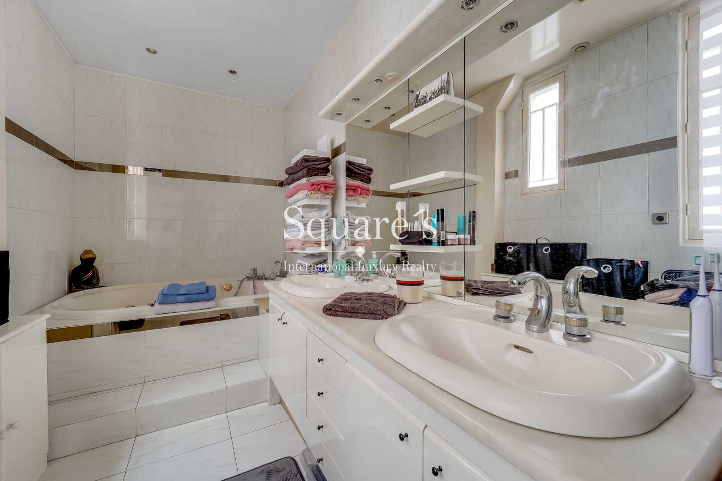 apartment 5 Rooms for sale on Neuilly-sur-Seine (92200)