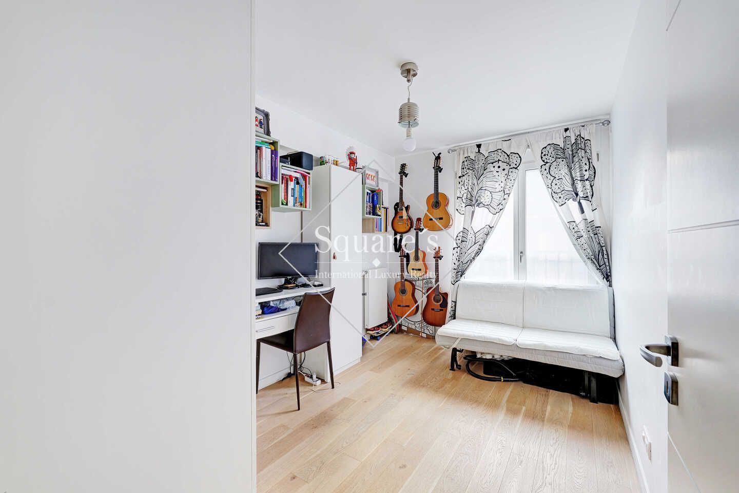 apartment 4 Rooms for sale on Puteaux (92800)