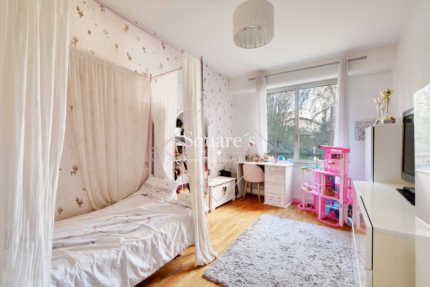 apartment 5 Rooms for sale on Neuilly-sur-Seine (92200)