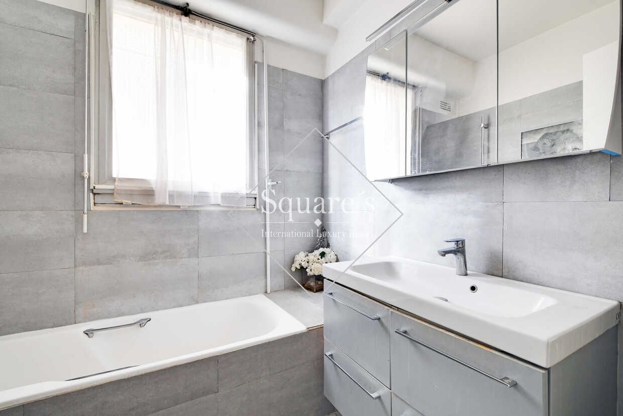 apartment 5 Rooms for sale on Neuilly-sur-Seine (92200)