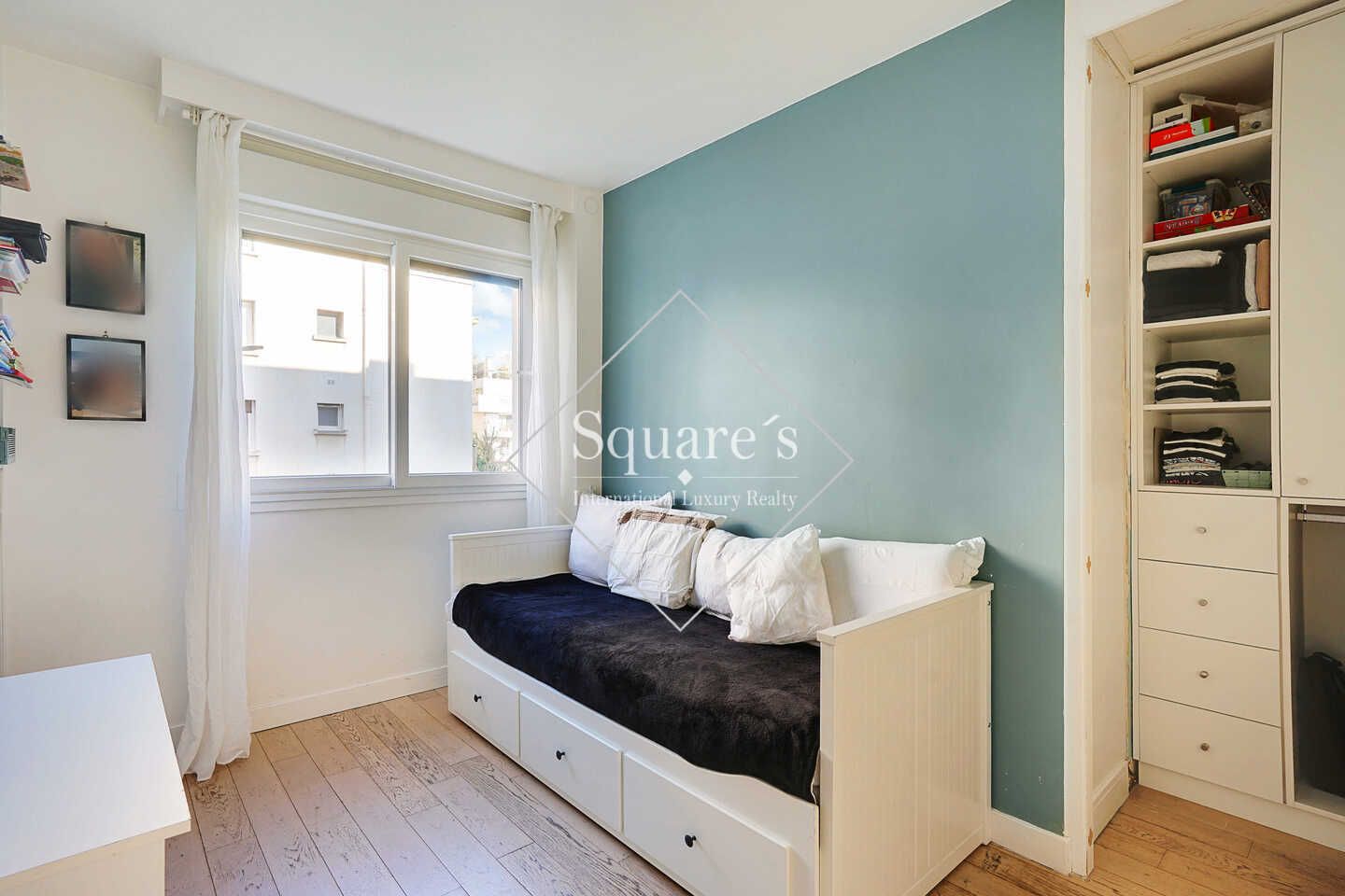 apartment 5 Rooms for sale on Neuilly-sur-Seine (92200)