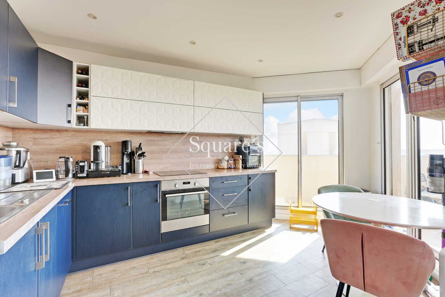 apartment 4 Rooms for sale on Courbevoie (92400)