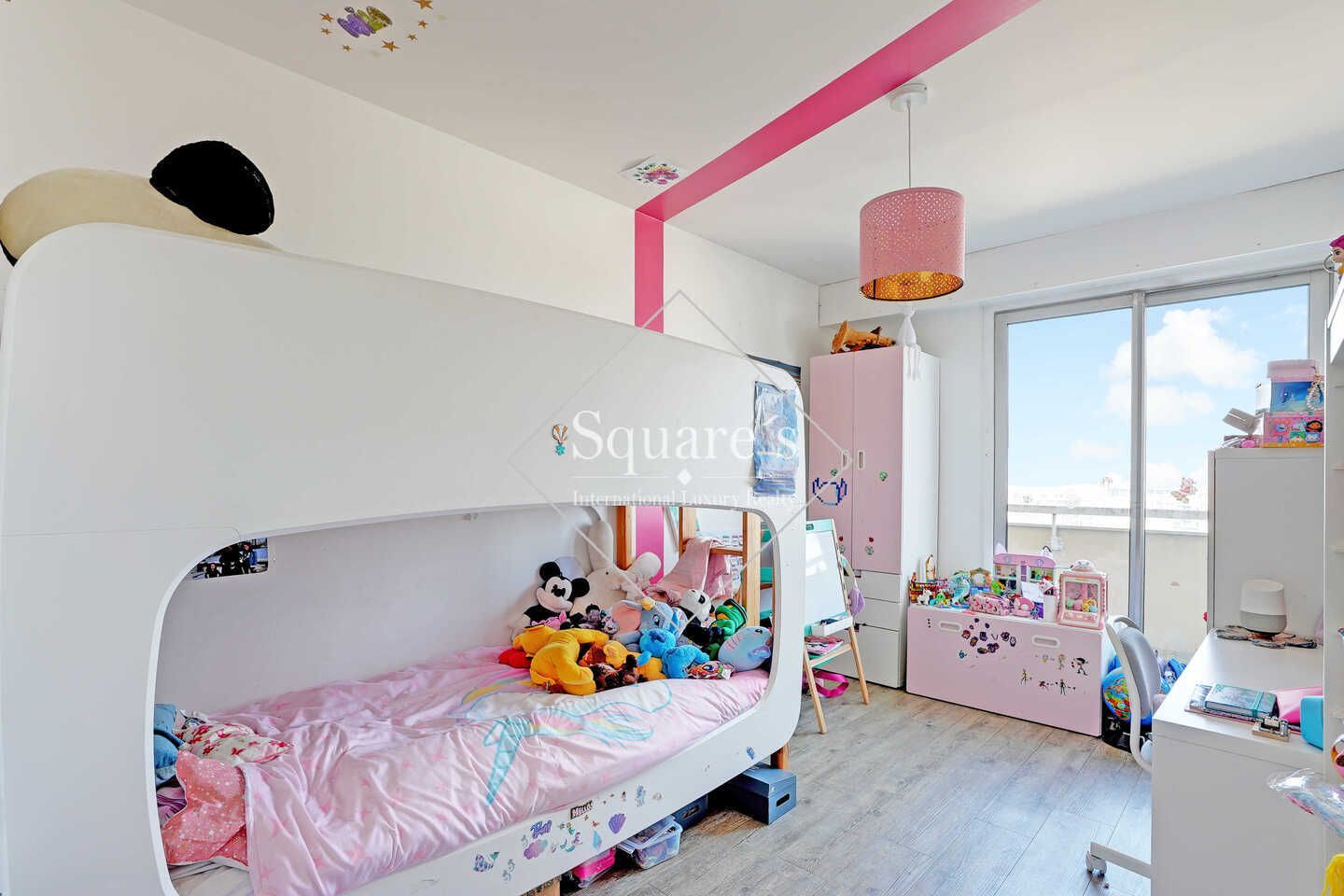 apartment 4 Rooms for sale on Courbevoie (92400)