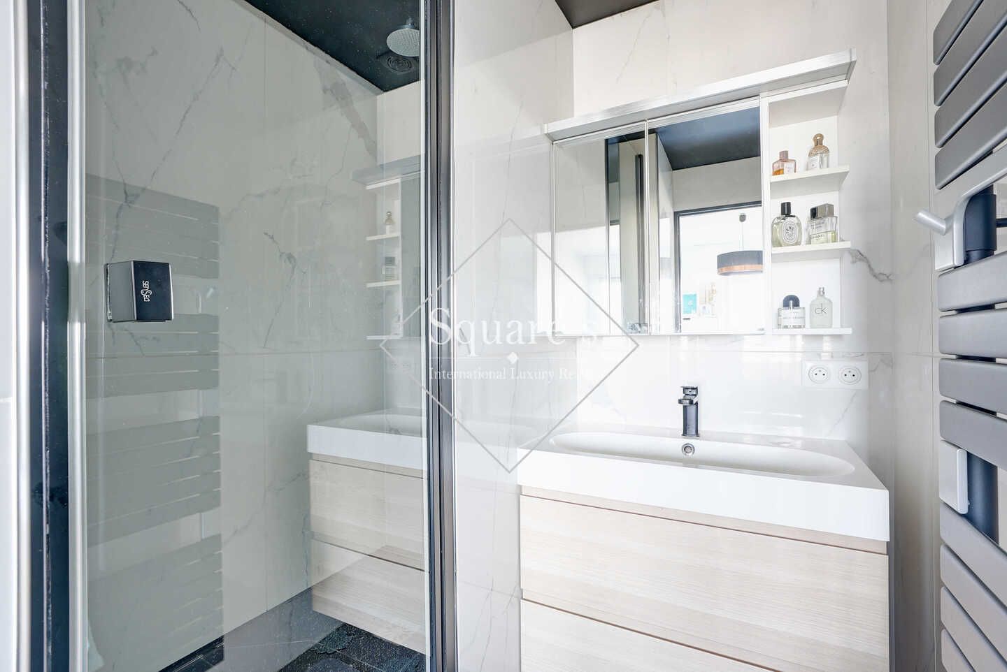 apartment 4 Rooms for sale on Courbevoie (92400)