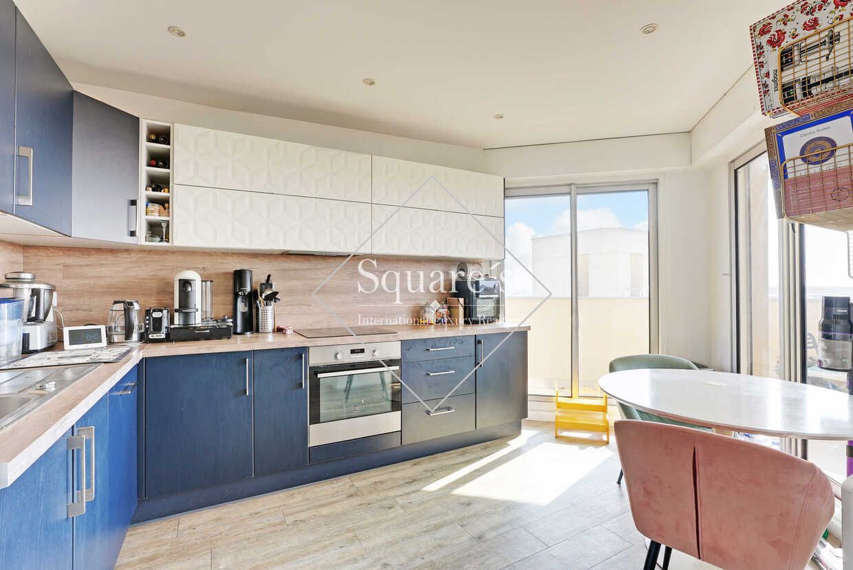 apartment 4 Rooms for sale on Courbevoie (92400)