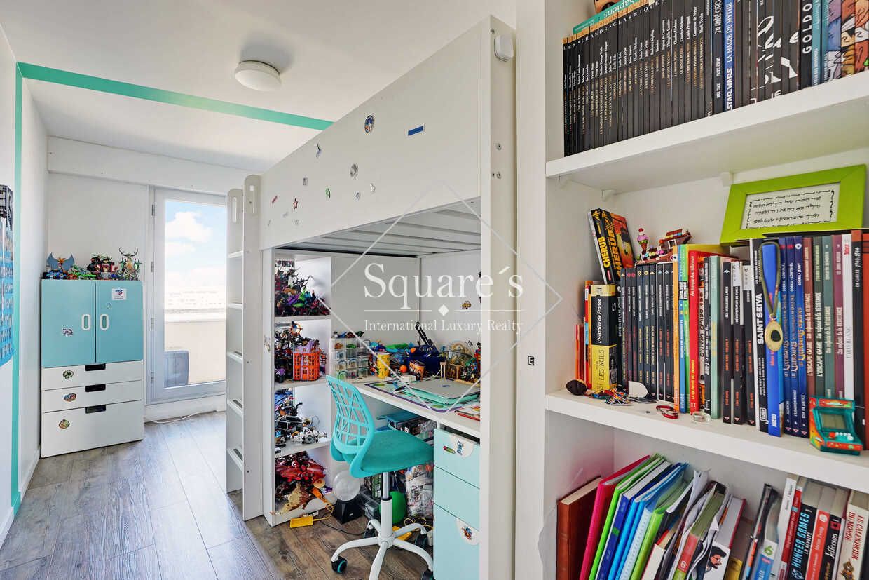 apartment 4 Rooms for sale on Courbevoie (92400)