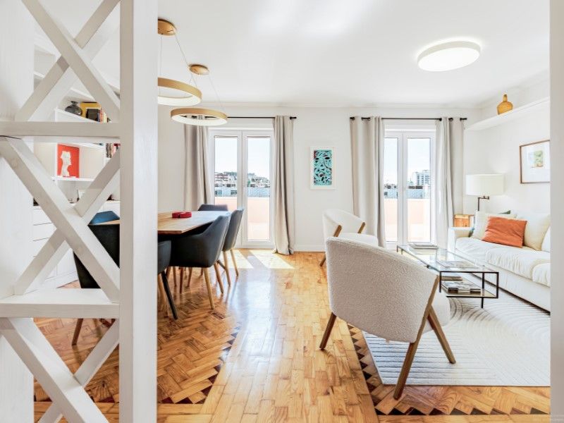 apartment 7 Rooms for sale on Lisboa (1700)