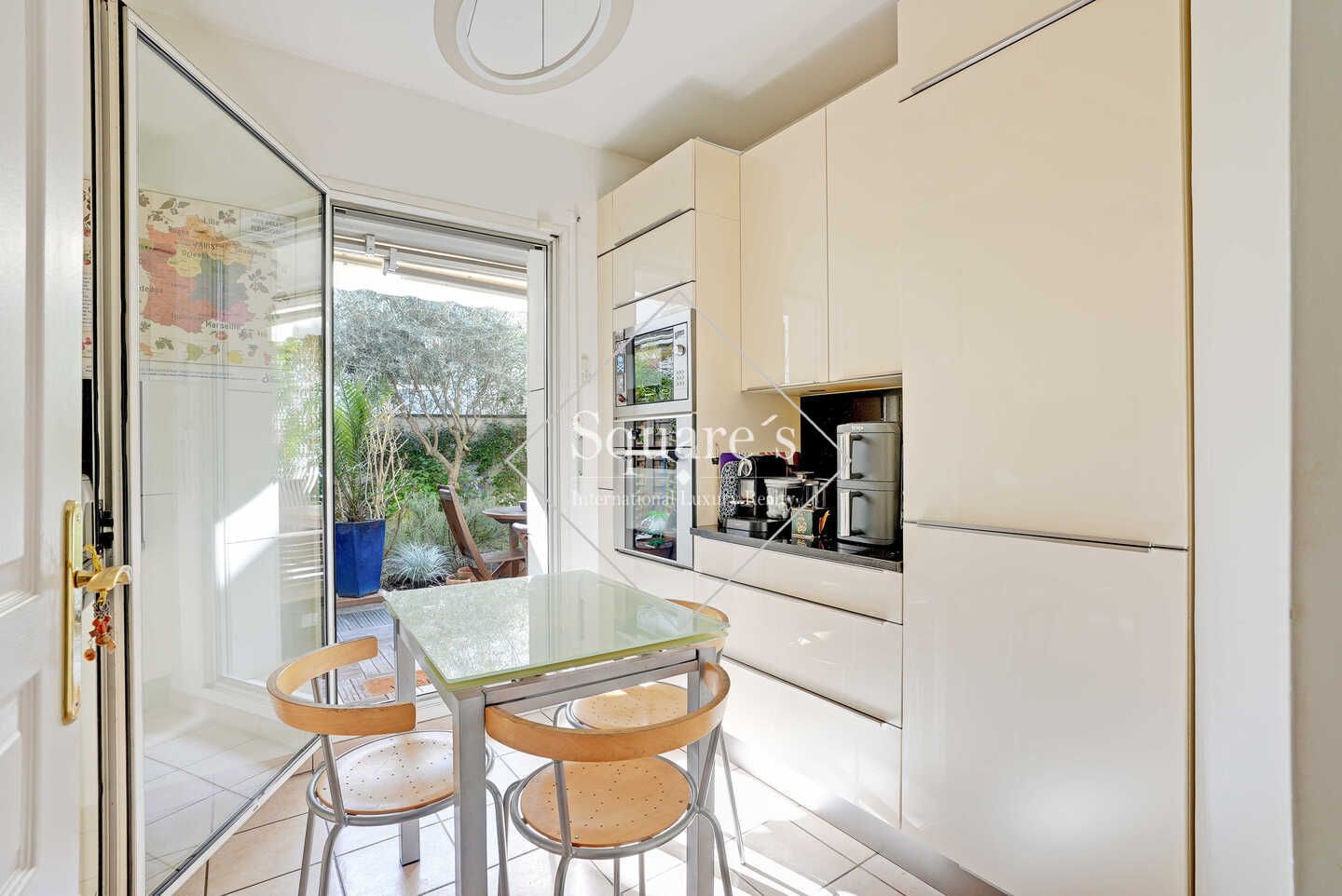 apartment 4 Rooms for sale on Neuilly-sur-Seine (92200)