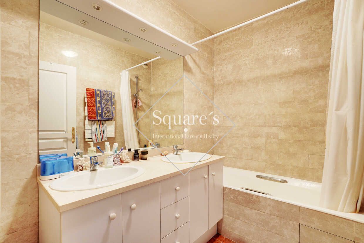 apartment 4 Rooms for sale on Neuilly-sur-Seine (92200)