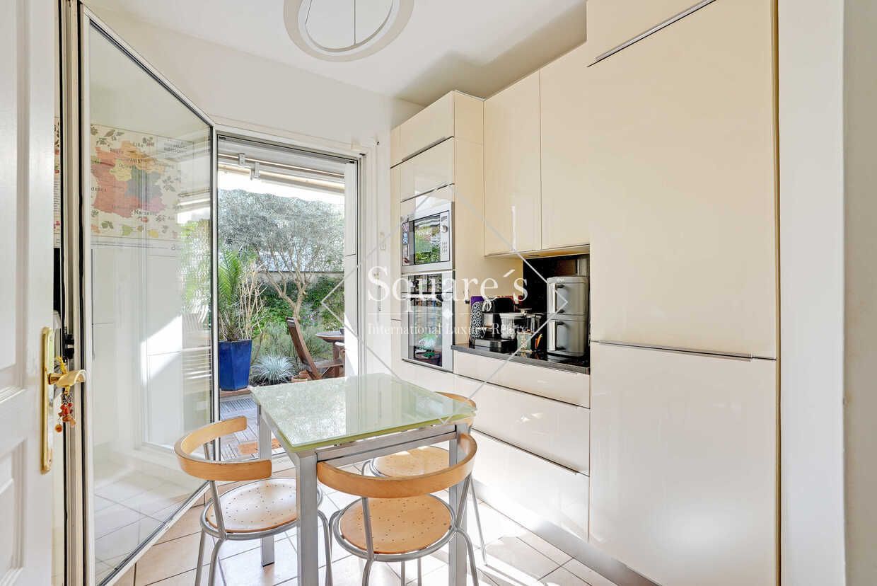 apartment 4 Rooms for sale on Neuilly-sur-Seine (92200)