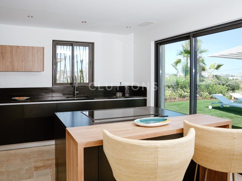 maison 10 Pièces en vente sur Faro (8005)