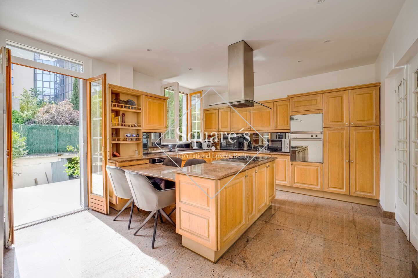 house 4 Rooms for sale on Issy les Moulineaux (92130)