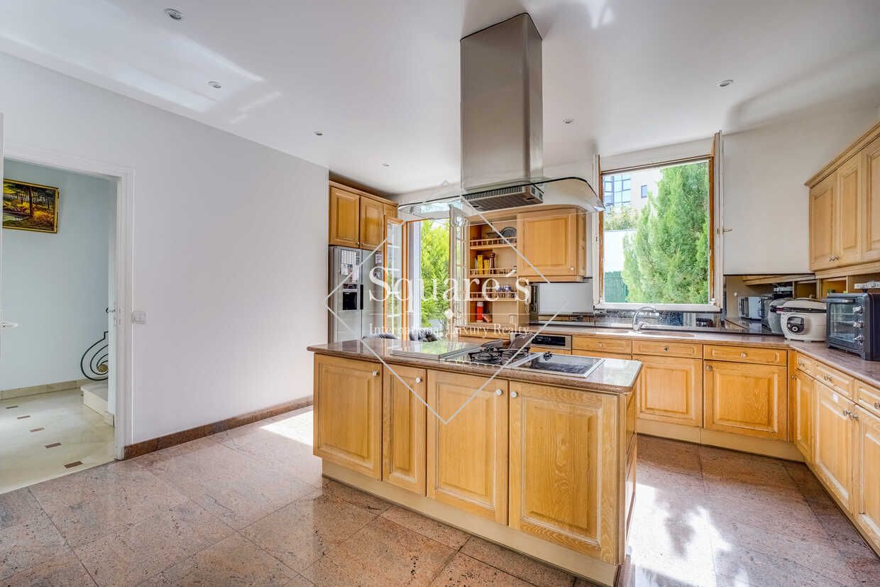 house 4 Rooms for sale on Issy les Moulineaux (92130)