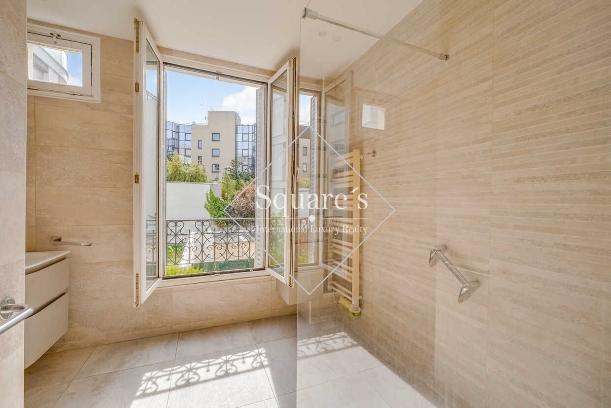house 4 Rooms for sale on Issy les Moulineaux (92130)