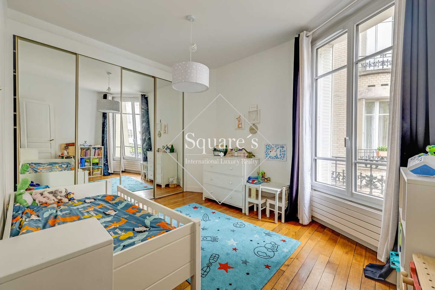 apartment 5 Rooms for sale on Neuilly-sur-Seine (92200)